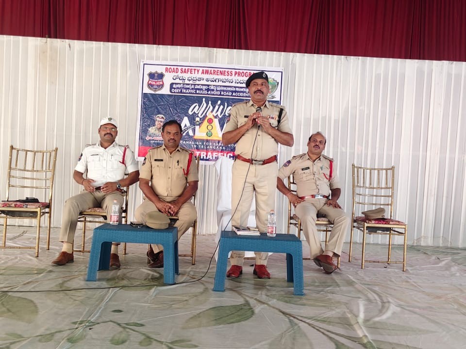 ఆటో డ్రైవర్లు యూనిఫామ్ ధరించాలి: DSP జీవన్ రెడ్డి