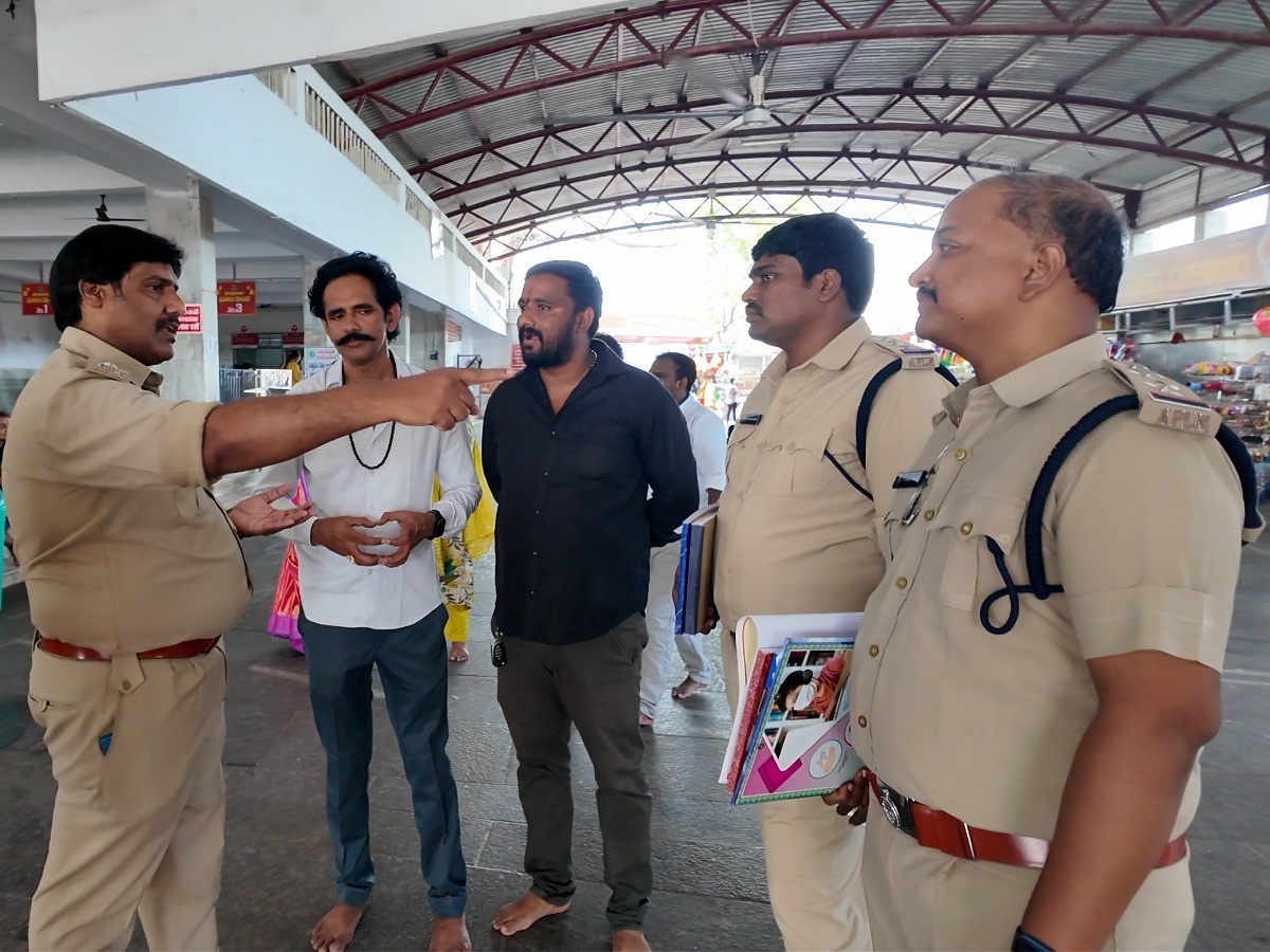 లీగల్ మెట్రాలజీ అధికారులు తనిఖీలు