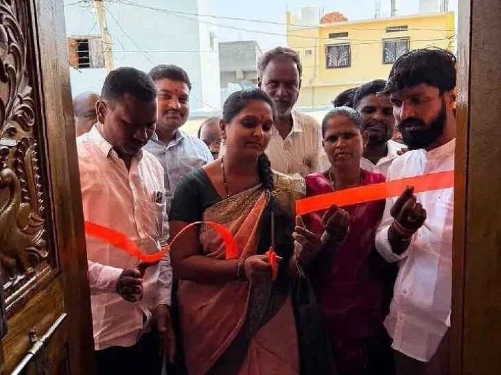 ఇందిరమ్మ ఇల్లును ప్రారంభించిన మున్సిపల్ ఛైర్మన్