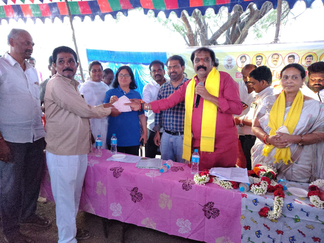 భూములిచ్చిన రైతులకు చెక్కుల పంపిణీ