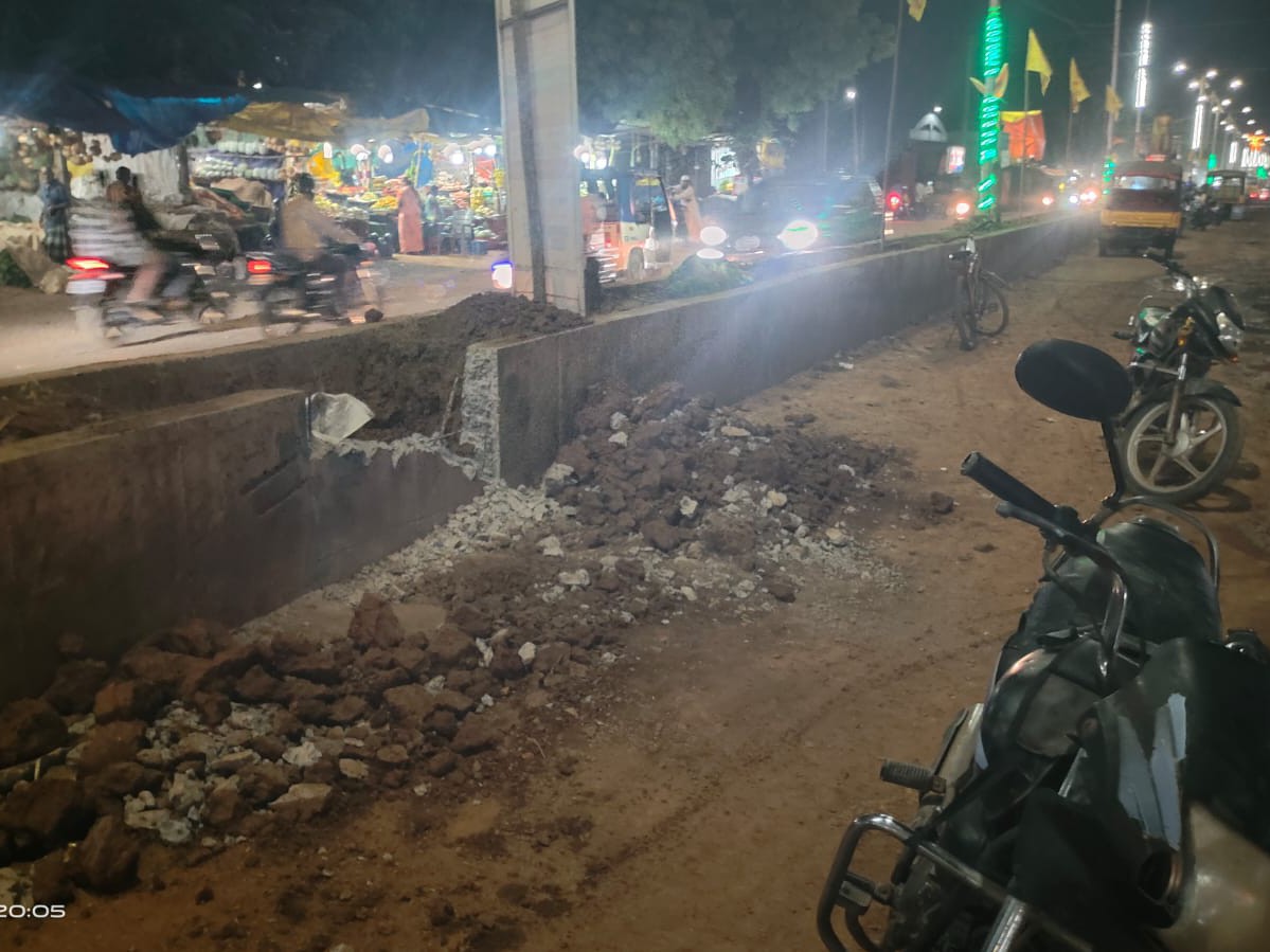 డివైడర్‌ను పగలగొట్టిన ఆకతాయిలు