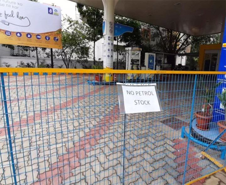 పెట్రోల్ బంకుల వద్ద ‘నో స్టాక్’ బోర్డులు