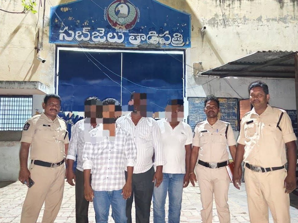 నిబంధనలు ఉల్లంఘించిన నలుగురిపై చర్యలు