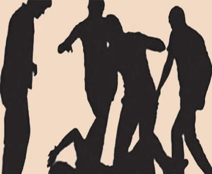 ఇంటి పన్ను వసూలు కోసం వెళ్తే సిబ్బందిపై స్థానికుల దాడి