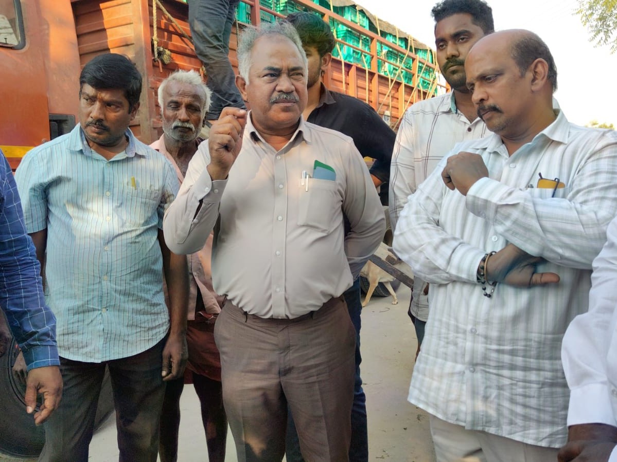 వ్యవసాయ మార్కెట్ యార్డ్‌లో తనిఖీలు