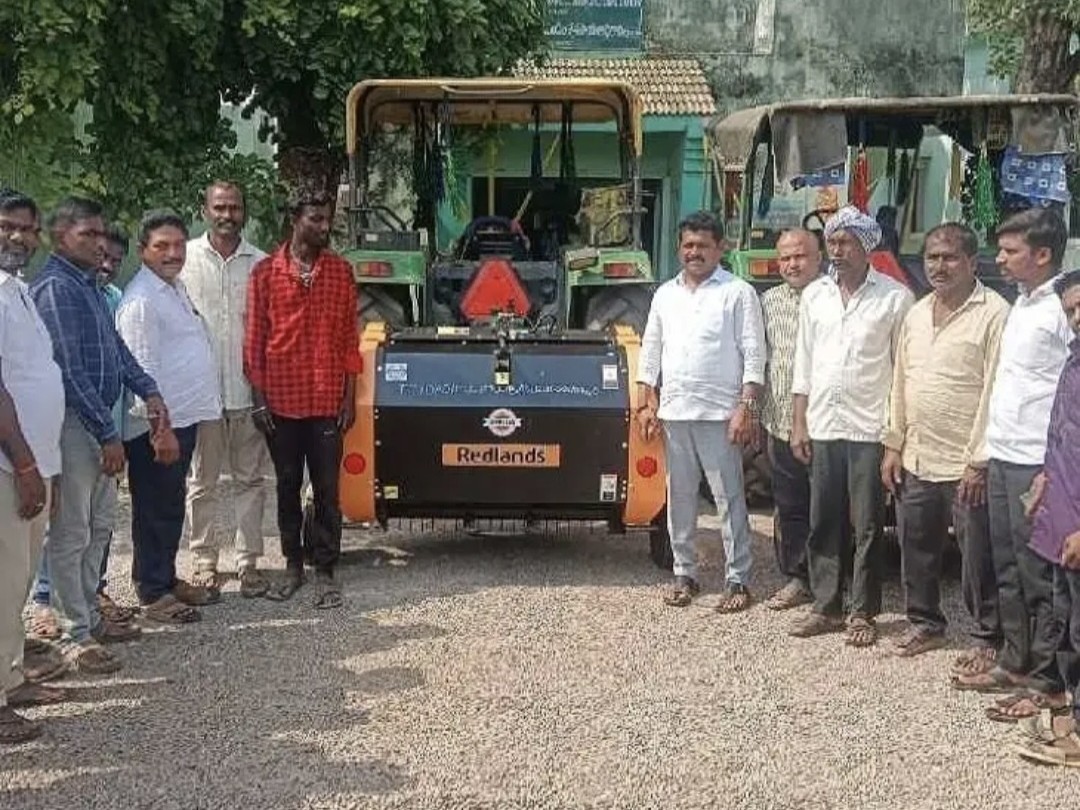 రైతులకు యంత్రాలు పంపిణీ చేసిన గ్రంథాలయ ఛైర్మన్