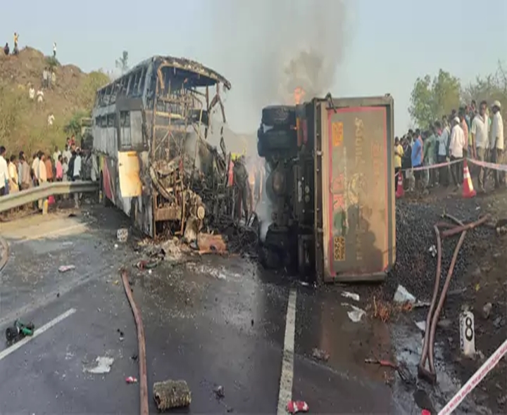 బస్సు ప్రమాదం.. పరారీలో డ్రైవర్