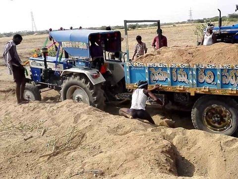 అక్రమంగా ఇసుక దోపిడి.. ప్రజల ఆరోపణ