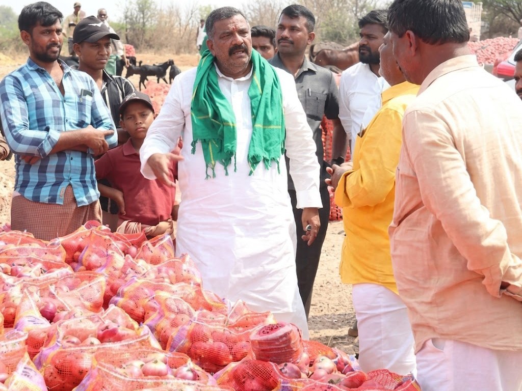 ఉల్లి రైతుల సమస్యలపై ఎమ్మెల్యే దృష్టి