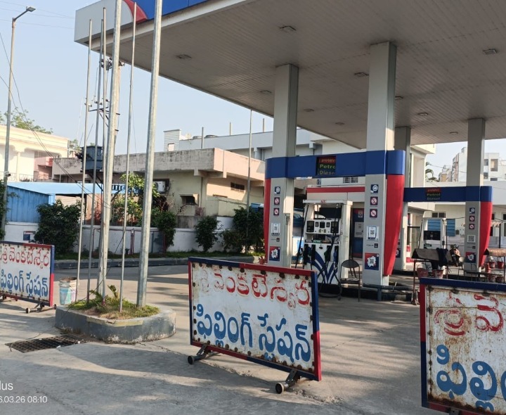 పెట్రోల్ బంకుల్లో ‘నో స్టాక్’ బోర్డులు