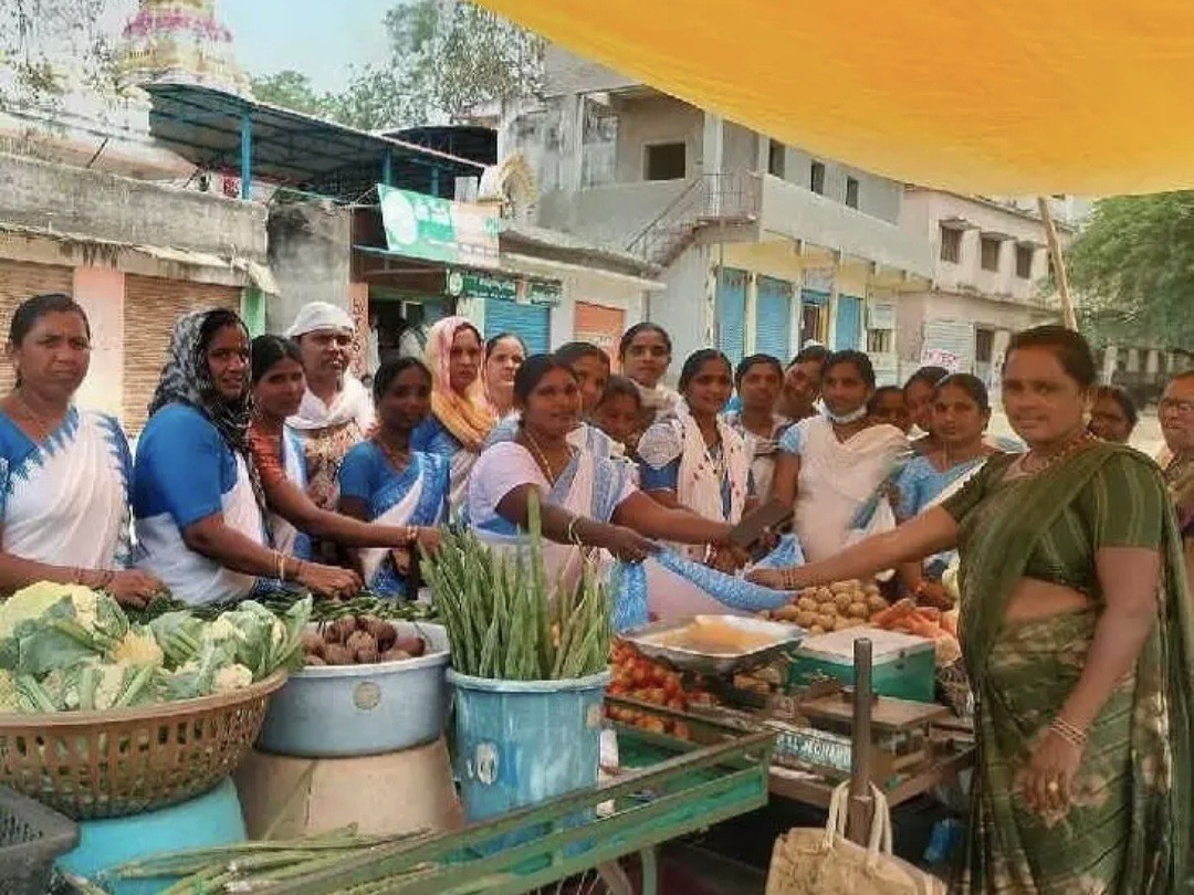 ఆశా వర్కర్లు భిక్షాటనతో నిరసన
