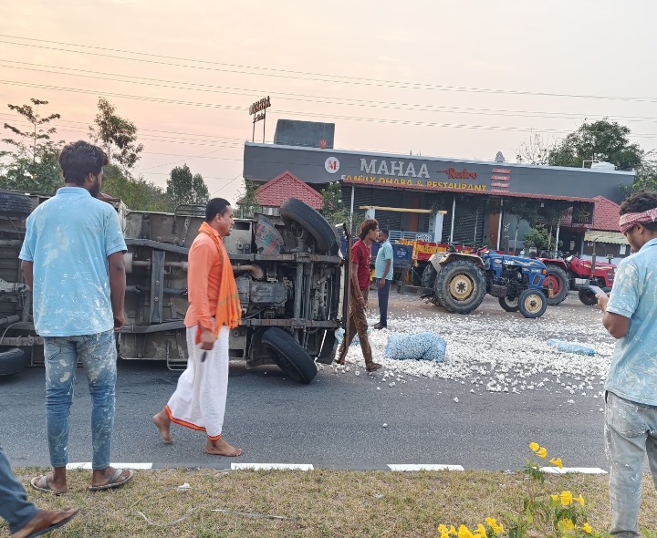 నియంత్రణ కోల్పోయి లారీ బోల్తా