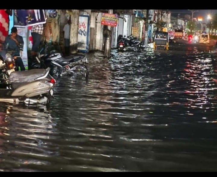 భారీ వర్షం.. జలమయమైన పార్వతీపురం