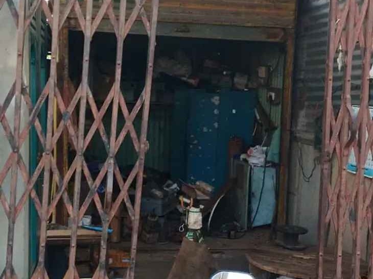 తాళాలు పగల కొట్టి కాపర్ మాయం చేసిన దుండగులు