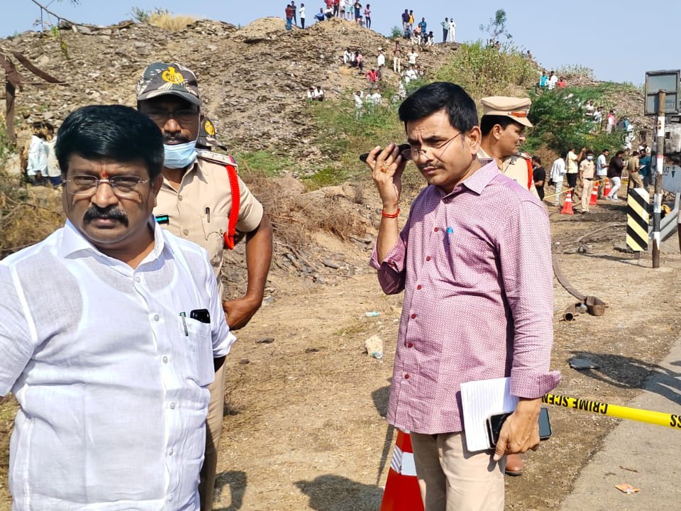 ఘటన స్థలాన్ని పరిశీలించిన ఎమ్మెల్యే