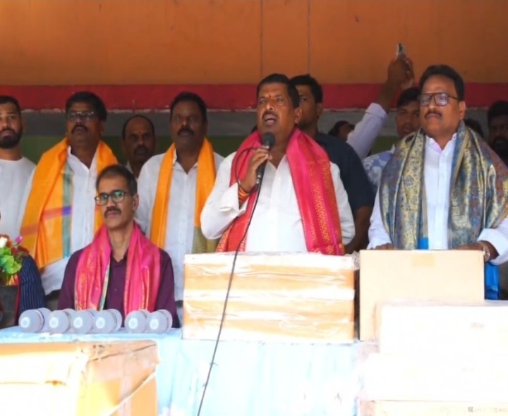 ఎమ్మెల్యే చేతుల మీదుగా కంప్యూటర్ల పంపిణీ