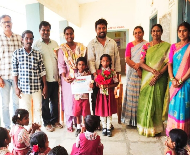 ‘విద్యార్థులకు సర్పంచ్ అభినందన’