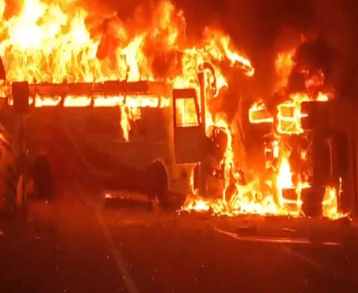 బస్సు ప్రమాదం.. గుర్తుపట్టలేని స్థితిలో మృతదేహాలు