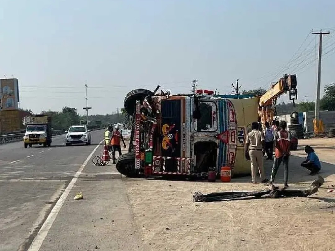 జాతీయ రహదారిపై లారీ బోల్తా.. తప్పిన ప్రమాదం