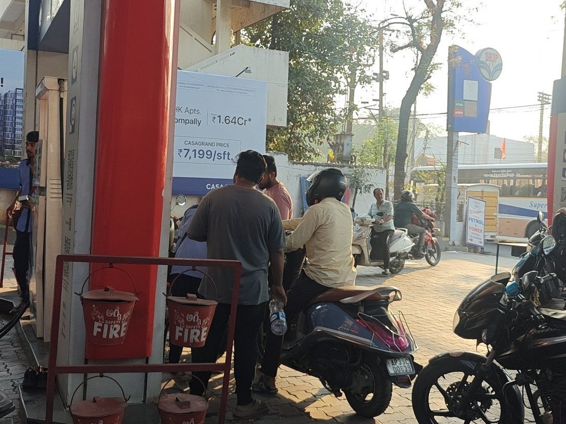 నగరంలో బాటిళ్లలో పెట్రోల్, డీజిల్..చర్యలేవి..?