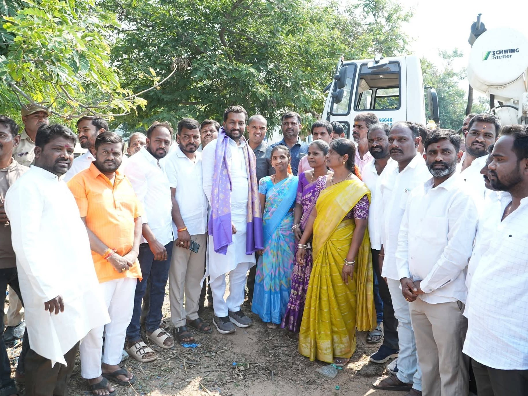 సీసీ రోడ్డు నిర్మాణ పనులను ప్రారంభించిన ఎంపీ