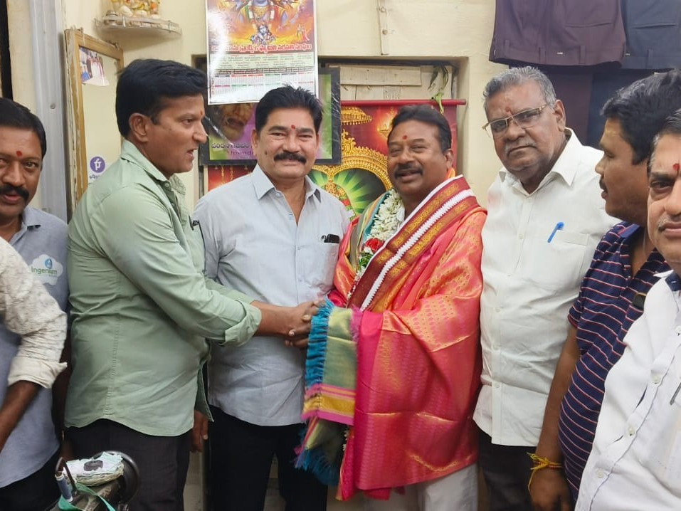 దేవాలయ ధర్మకర్తకు సన్మానం