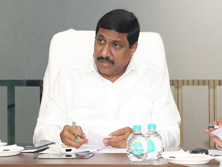 బస్సు ప్రమాదంపై మంత్రి దిగ్భ్రాంతి