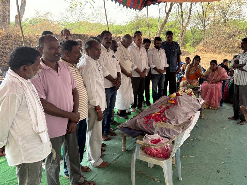 అడ్వకేట్ కుటుంబాన్ని పరామర్శించిన మాజీ MLA