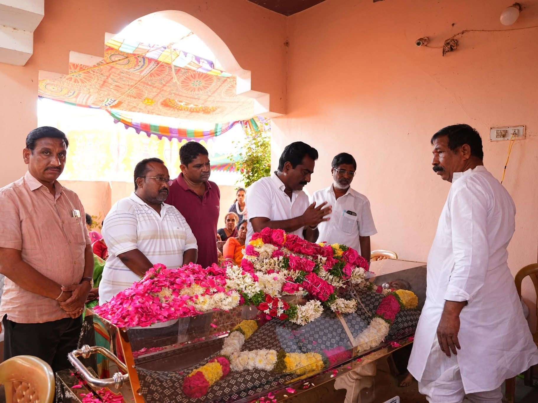 మాజీ మార్కెట్ ఛైర్మన్ కుటుంబ సభ్యులను పరామర్శించిన రాఘవరెడ్డి