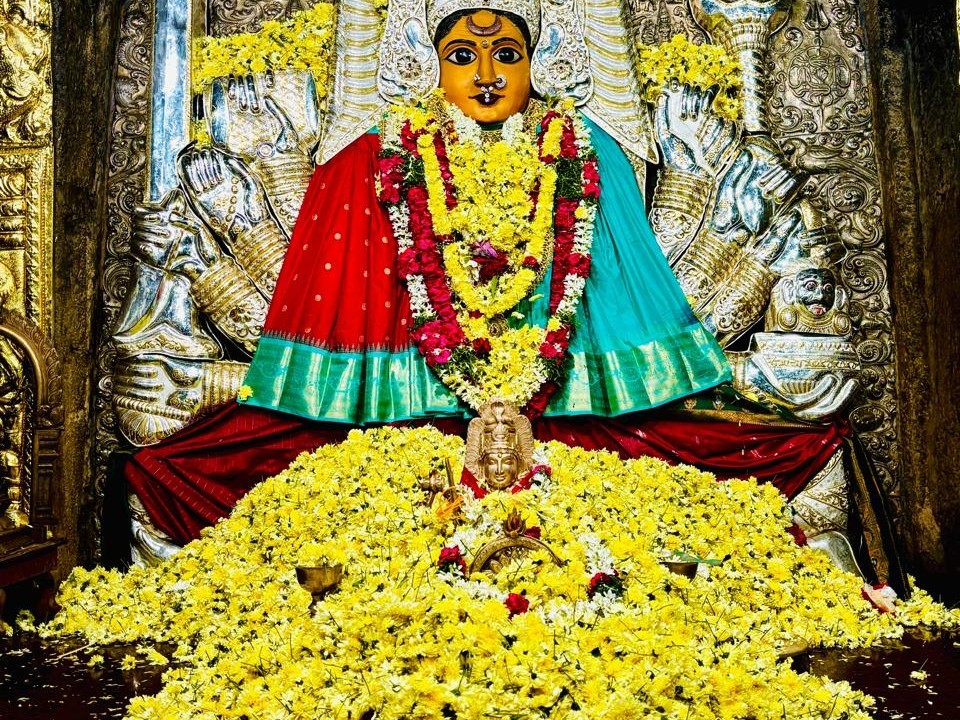 చామంతి పూలతో భద్రకాళి అమ్మవారికి పుష్పార్చన