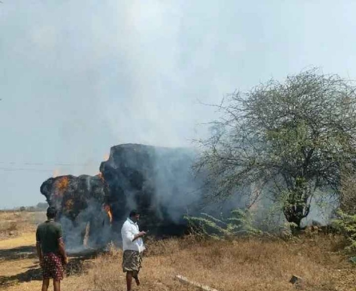 గడ్డివాముకు నిప్పు పెట్టిన  గుర్తుతెలియని వ్యక్తులు