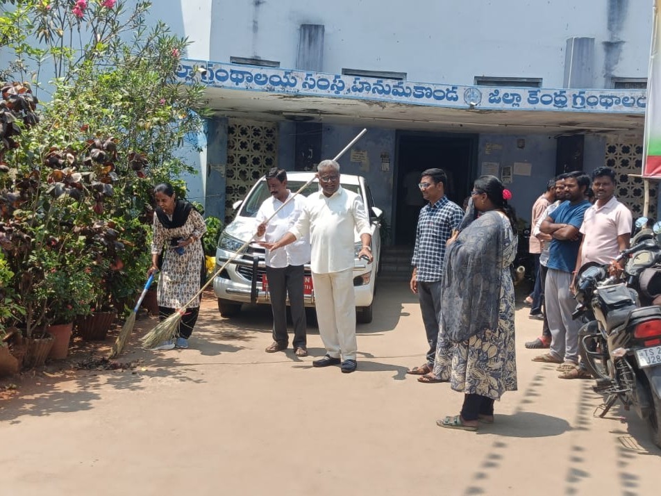 స్వచ్ఛ గ్రంథాలయ కార్యక్రమంలో పాల్గొన్న ఛైర్మన్