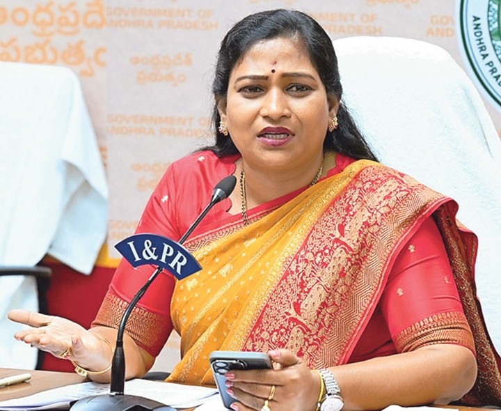 బస్సు ప్రమాద స్థలాన్ని పరిశీలించిన మంత్రులు