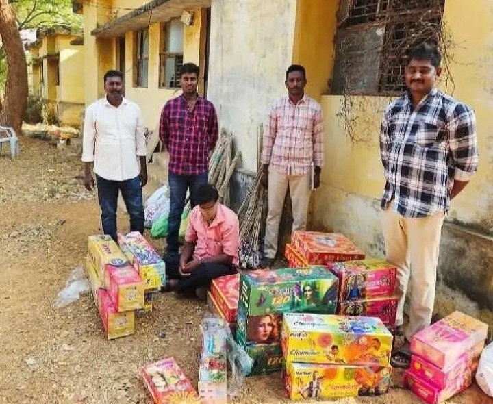 అనుమతులు లేని బాణసంచా నిల్వలు స్వాధీనం