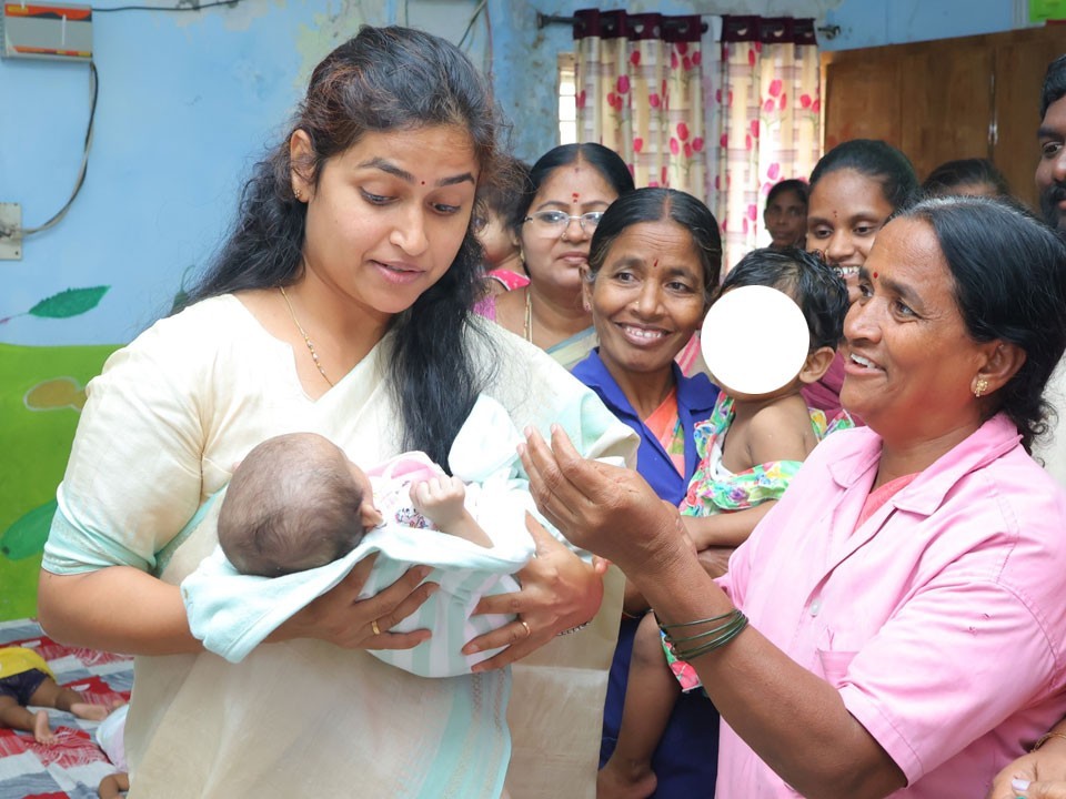 చిన్నారిని ఎత్తుకొని ఆడించిన కలెక్టర్