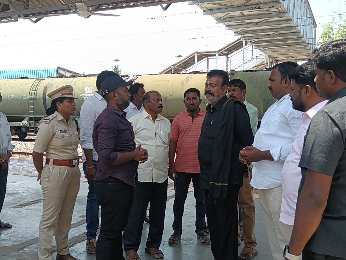 రైల్వే స్టేషన్‌లో పనులను పరిశీలించిన ఎమ్మెల్యే