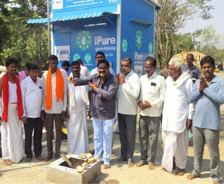 భోగ్ భండార్ సమర్పించిన భక్తులు