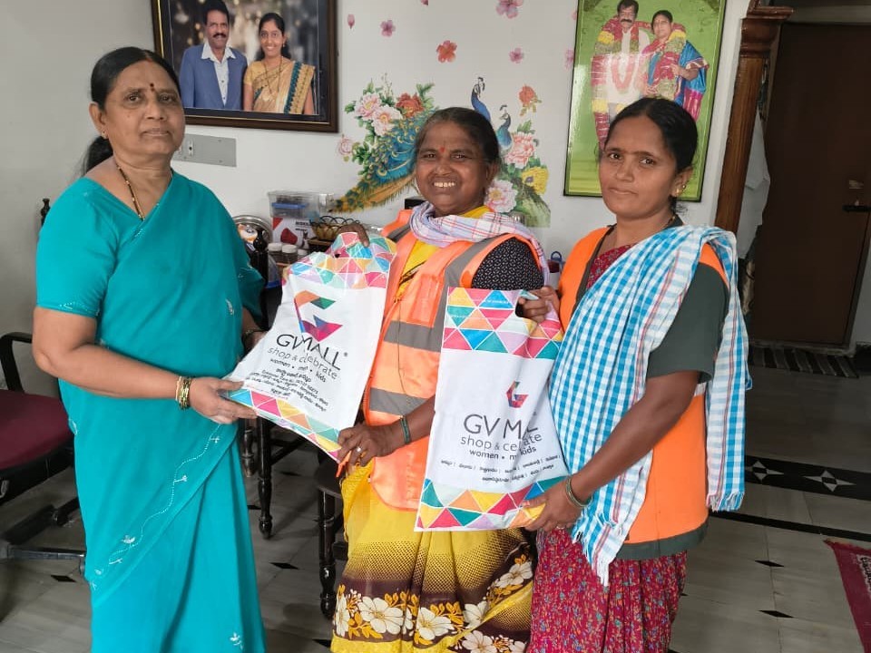 పారిశుద్ధ్య కార్మికులకు వస్త్రాల పంపిణీ