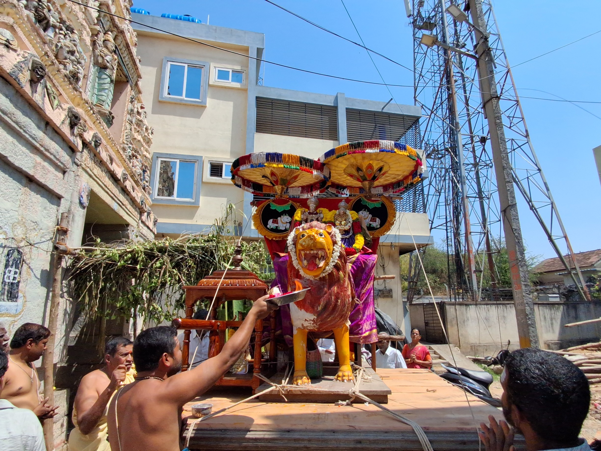 సింహ వాహనంపై భక్తులకు  దర్శనం వచ్చిన సోమేశ్వర స్వామి