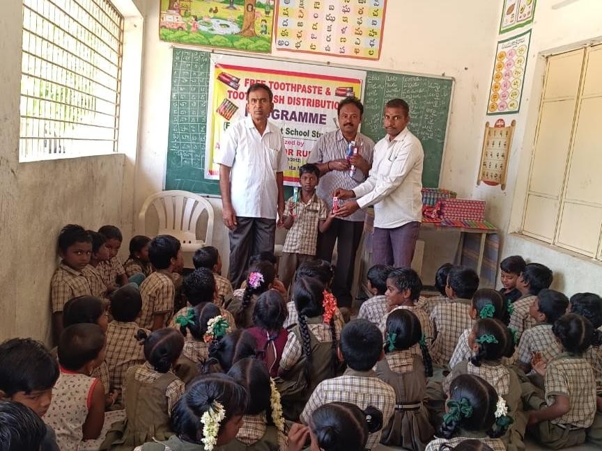 విద్యార్థులకు ఉచిత దంత సంరక్షణ కిట్లు