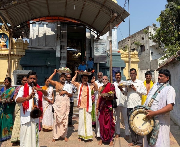 శ్రీ సీతారామస్వామి కల్యాణానికి పట్టు వస్త్రాలు సమర్పణ