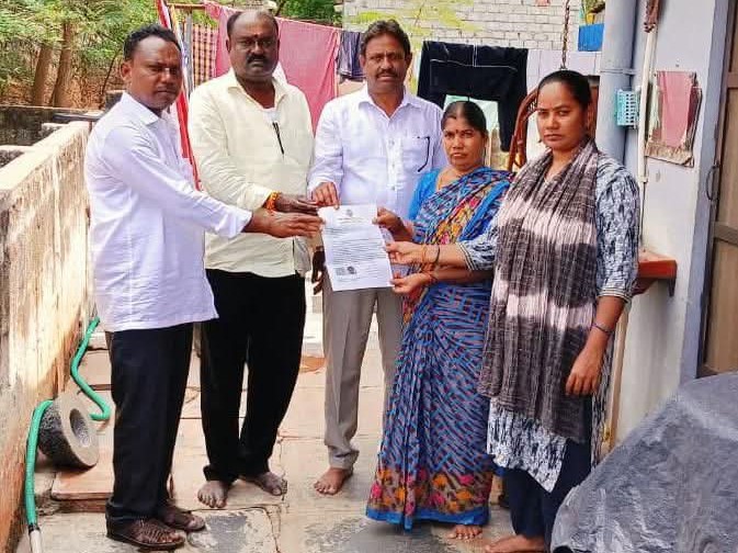 యర్రబాలెంలో రూ.2.85 లక్షల ఎల్‌వోసీ చెక్కు పంపిణీ