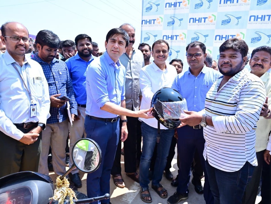రోడ్డు భద్రతపై అవగాహన.. హెల్మెట్‌ల పంపిణీ
