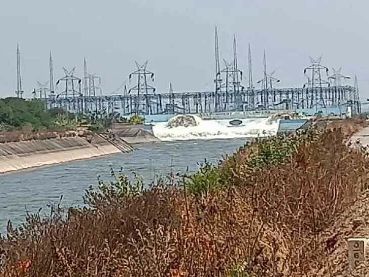 గాయత్రి పంప్ హౌస్ నుంచి నీటి విడుదల