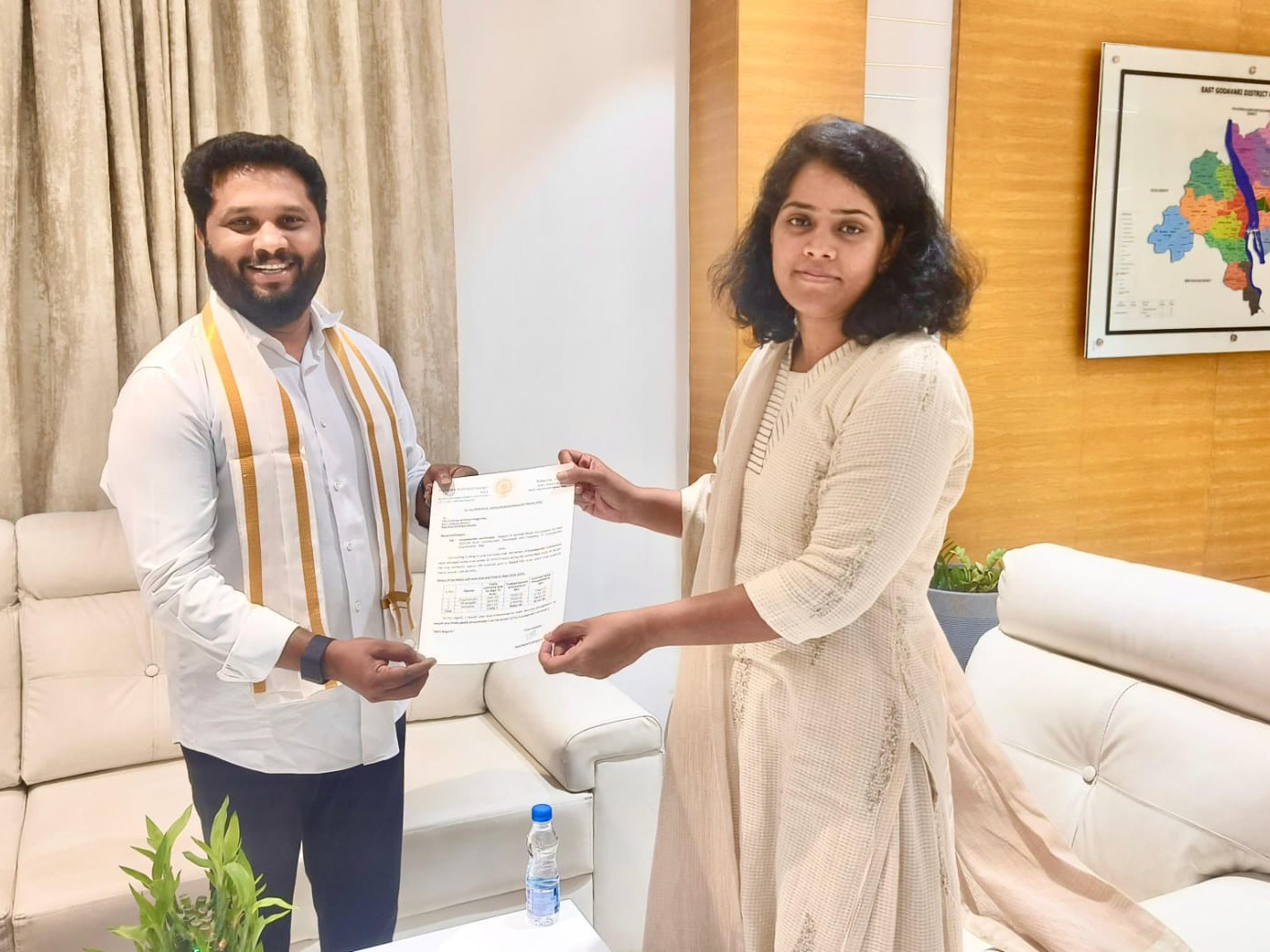 కలెక్టర్‌ని కలిసిన ఎమ్మెల్యే మద్దిపాటి