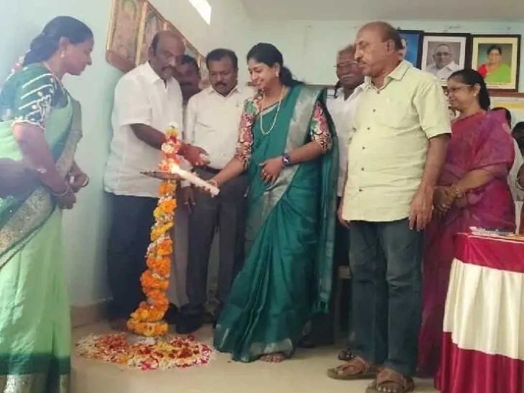 దొరవారిసత్రంలో ఉచిత కుట్టు మిషన్ల పంపిణీ