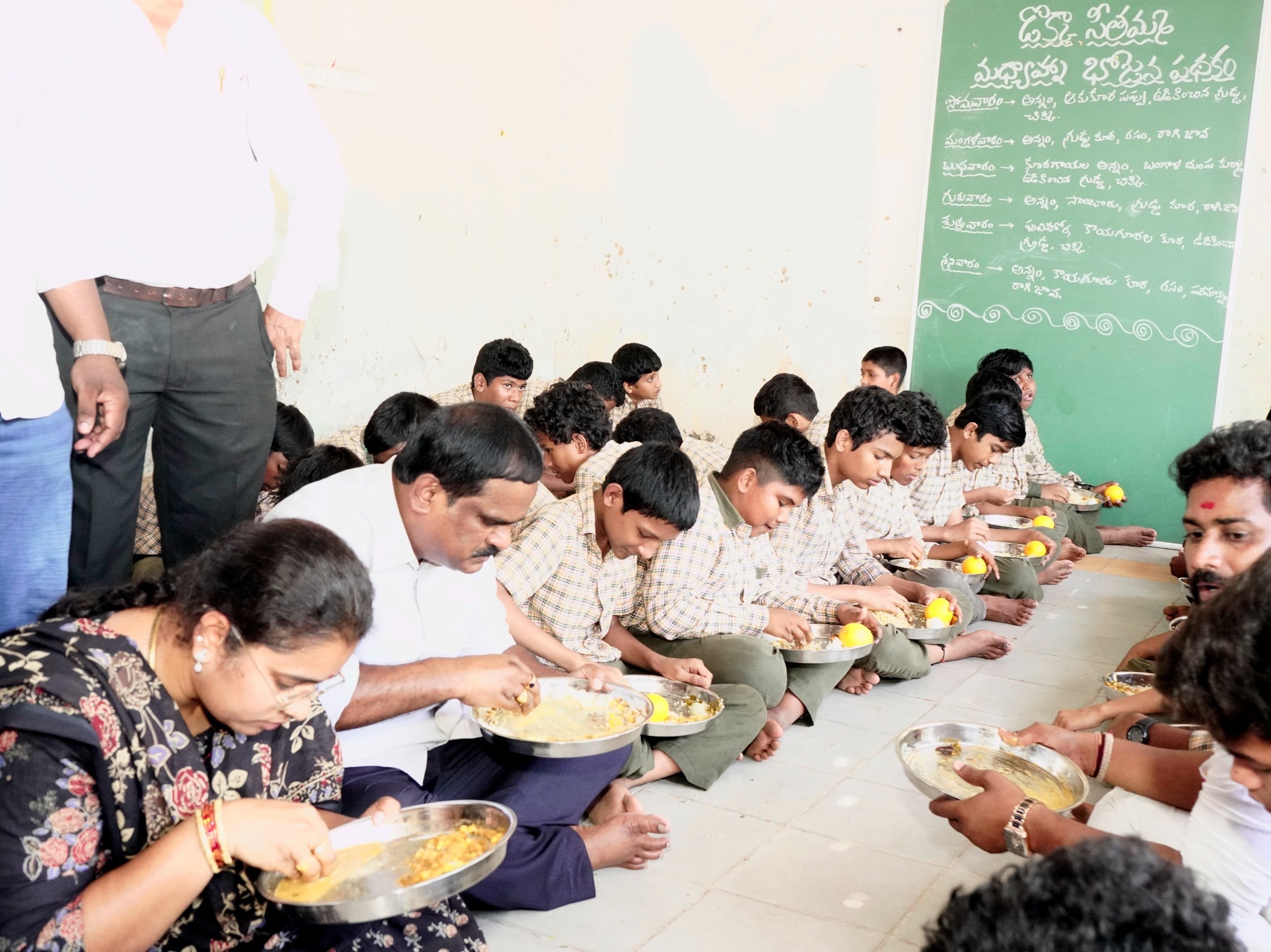 మధ్యాహ్న భోజన పథకాన్ని తనిఖీ చేసిన ఎమ్మెల్యే