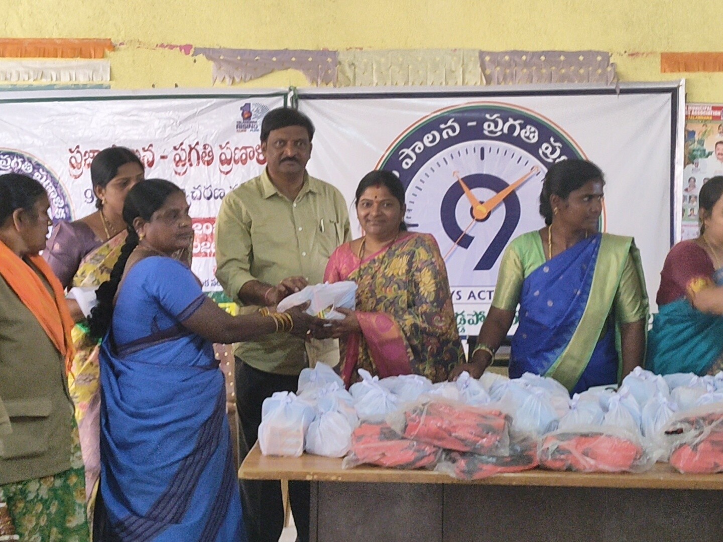 పారిశుద్ధ్య కార్మికులకు కిట్లు పంపిణీ