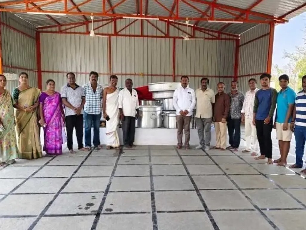 దేవాలయానికి వంట సామాగ్రి వితరణ