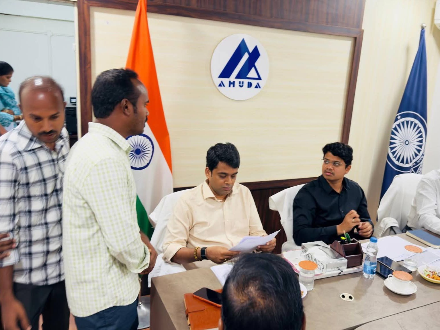 అహుడా కార్యాలయంలో అభివృద్ధి పనులపై సమీక్ష